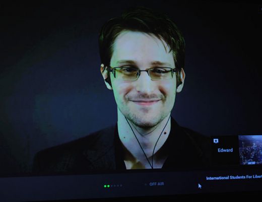 Edward Snowden impartint una conferència el 2015.