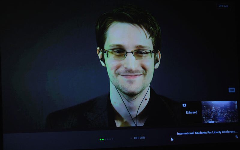 Edward Snowden impartint una conferència el 2015.