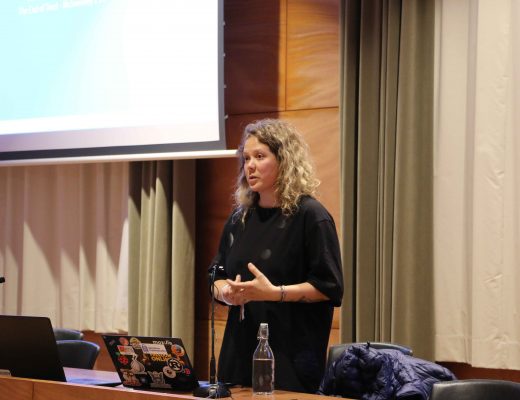 Silvia Puglisi durant una conferència al No Con Name